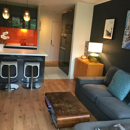 شقة Bright Apmt For 2 People In Lavachet, 2100 *